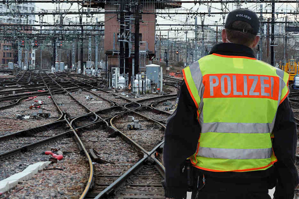 Ein 22-jähriger Mann flog aus einem Zug, weil er kein Ticket besaß. Er lief anschließend auf den Gleisen weiter Richtung Halle (Saale). (Symbolbild)