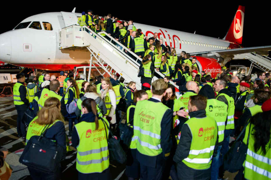Mitarbeiter beim letzten Flug vor einem Jahr in Berlin-Tegel.