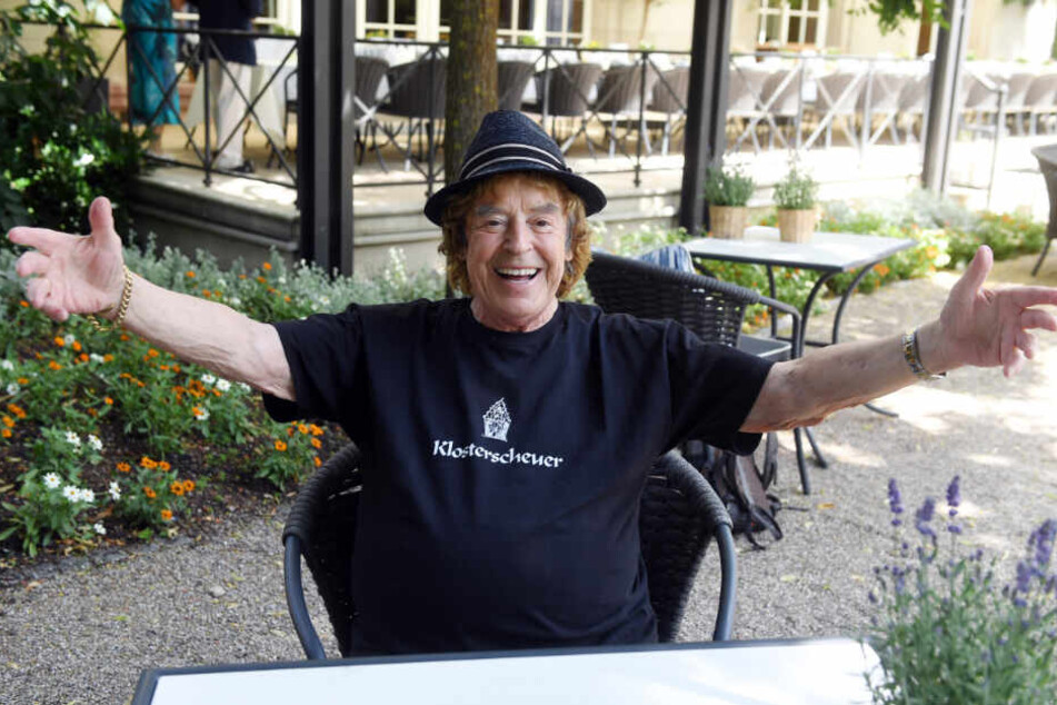 Tony Marshall sitzt im Brenners Park- Hotel & Spa.