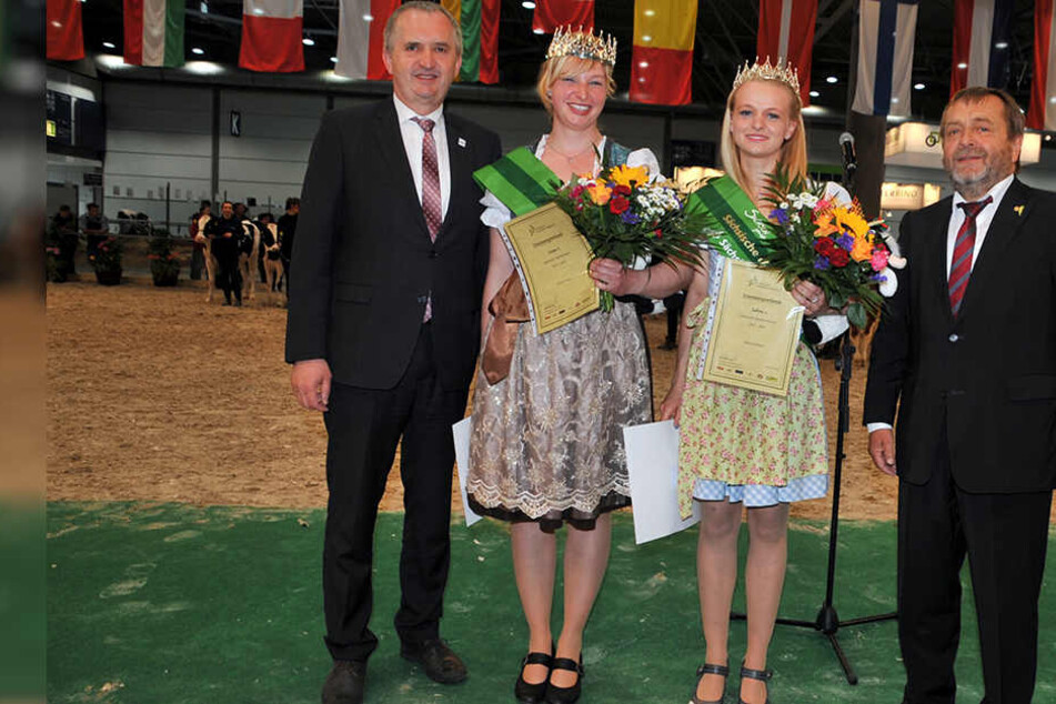 Milchkönigin Anna Pabel (23, l.) und Milchprinzessin Sabine Eidam (22) wurden gestern vom Bauernverband in Leipzig gekürt.