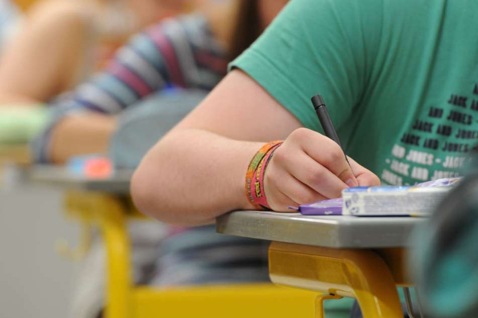 Eigentlich sollten viele Realschüler bereits auf Abschlussfahrt sein. Wegen der verschobenen Deutsch-Prüfung verschieben sich auch die Klassenfahrten (Symbolbild)