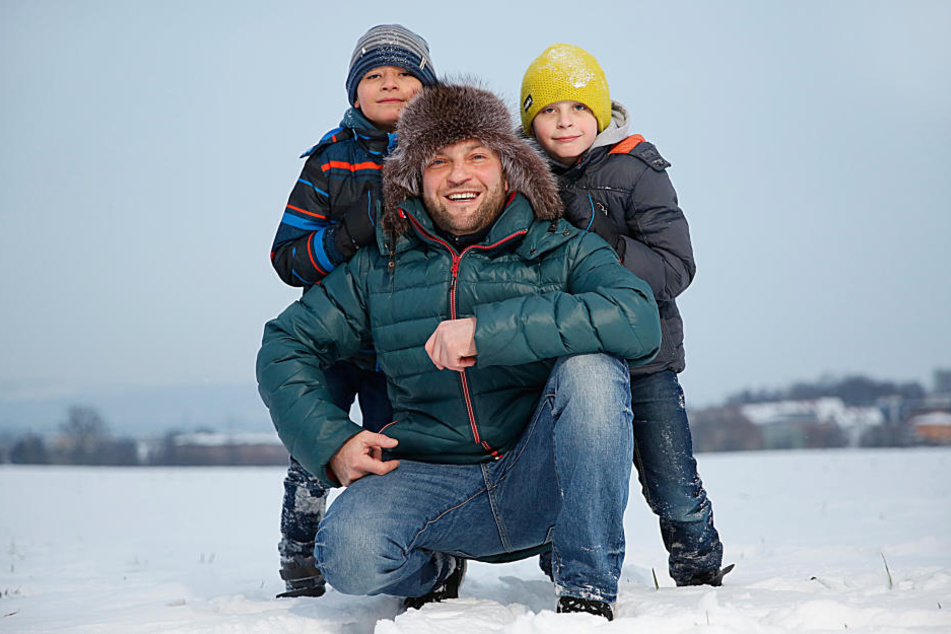 Er zog Noah (3) aus dem eiskalten Wasser: Familienvater Ruslan Geier (38) mit
seinen beiden Söhnen Alexander (9, r.) und Arthur (8).