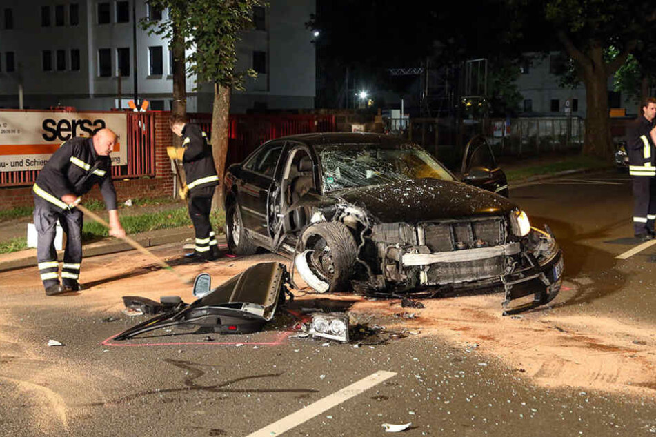 Durch die Wucht des Aufpralls wurde die Beifahrerseite des Autos aufgerissen.