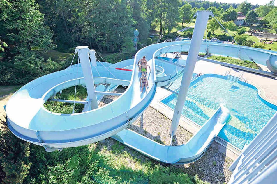 Der blaue Gigant: In Mannichswalde bei Crimmitschau steht die mit 100 Metern längste Wasserrutsche in Westsachsen.