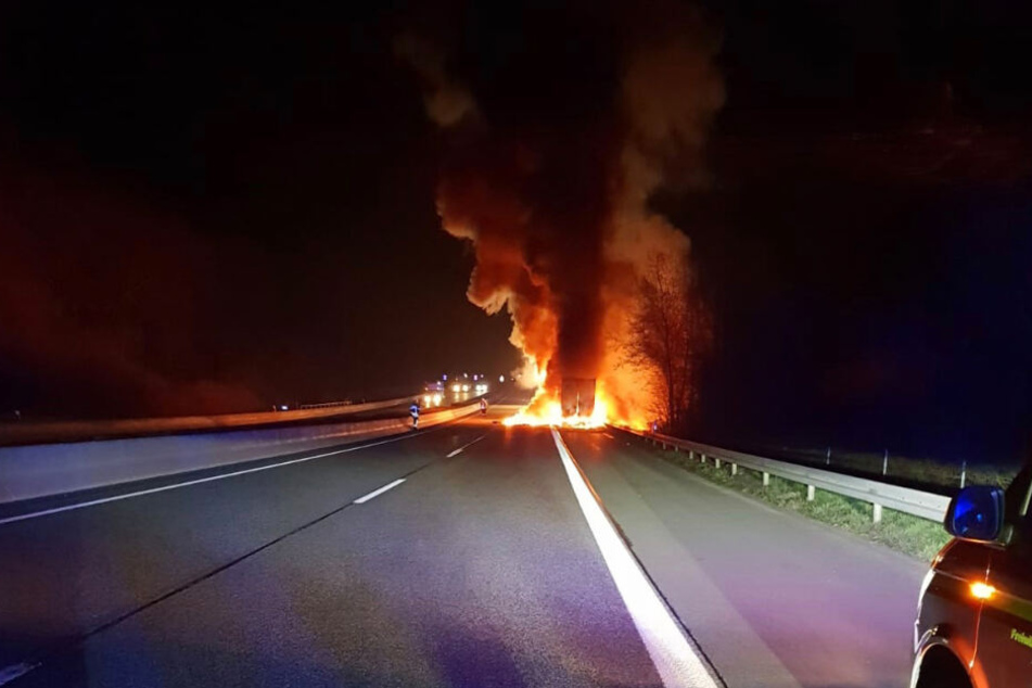 Der Laster hatte auf dem Standstreifen gestanden, fing plötzlich an zu brennen.