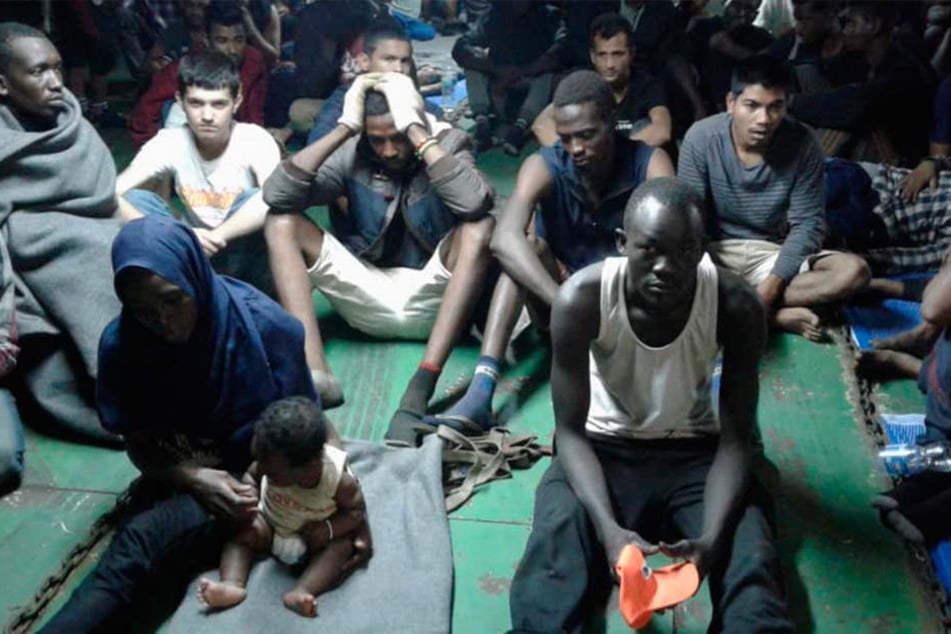 Migranten sitzen an Bord des Containerschiffes Nivin. Sie weigern sich, das Schiff zu verlassen.