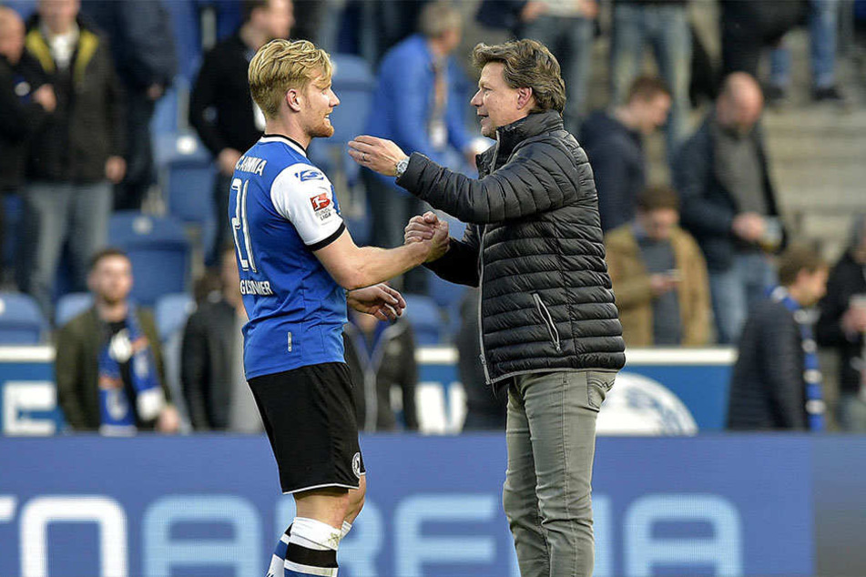 Andreas Voglsammer holt sich nach dem 2:1-Sieg Glückwünsche von Trainer Saibene ab.