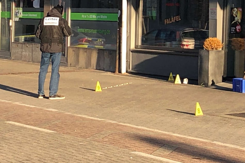 Die junge Frau wurde von einem Mann mit einem Messer mitten in der Stadt angegriffen.