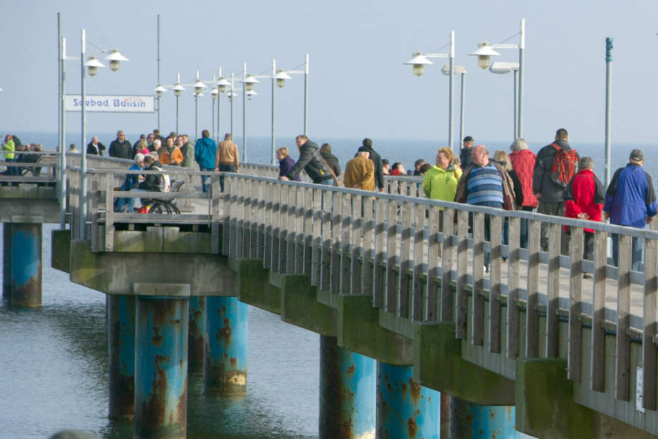 Gegen 14.26 Uhr ging bei der Einsatzleitstelle in Neubrandenburg die Meldung über die leblose Person an der Bansiner Seebrücke ein.