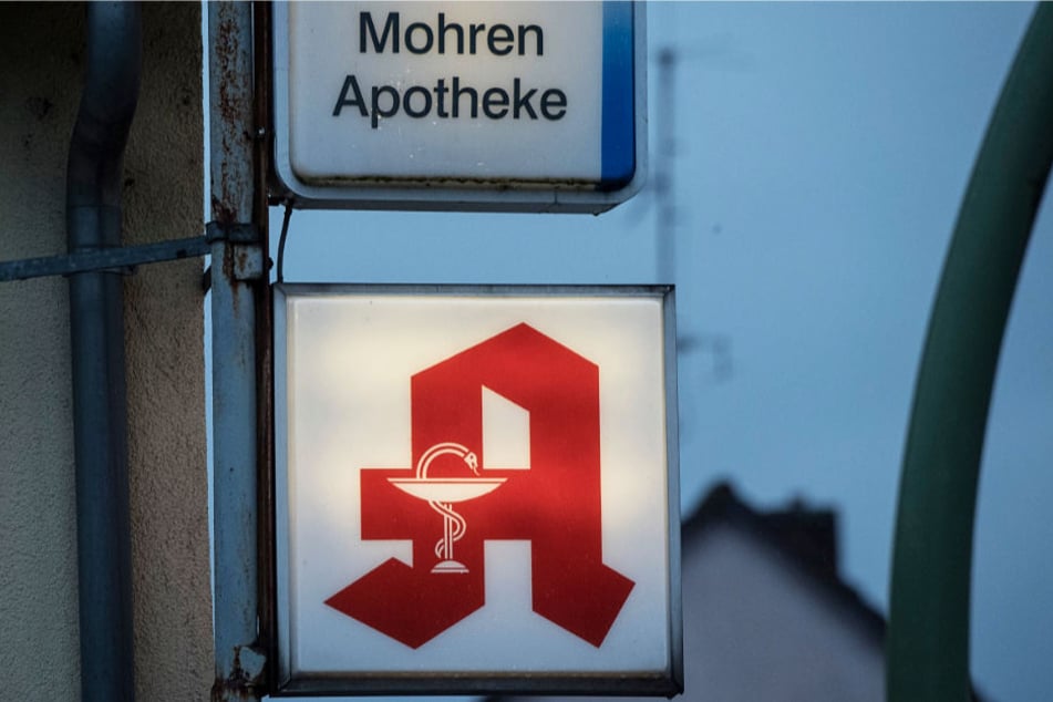 Ein Anlass für die Kritik der KAV: Das Foto zeigt das Leuchtschild der "Mohren-Apotheke“ in Frankfurt.