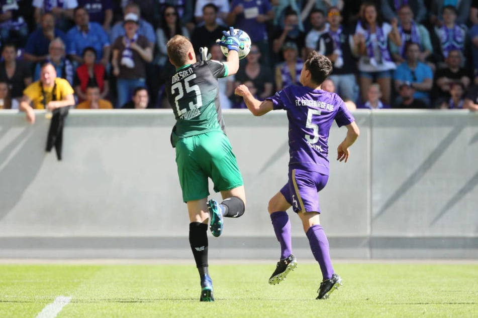 Brenzlige Situation in der ersten Hälfte: Dynamo-Keeper Marvin Schwäbe versucht, vor Clemens Fandrich an den Ball zu kommen.