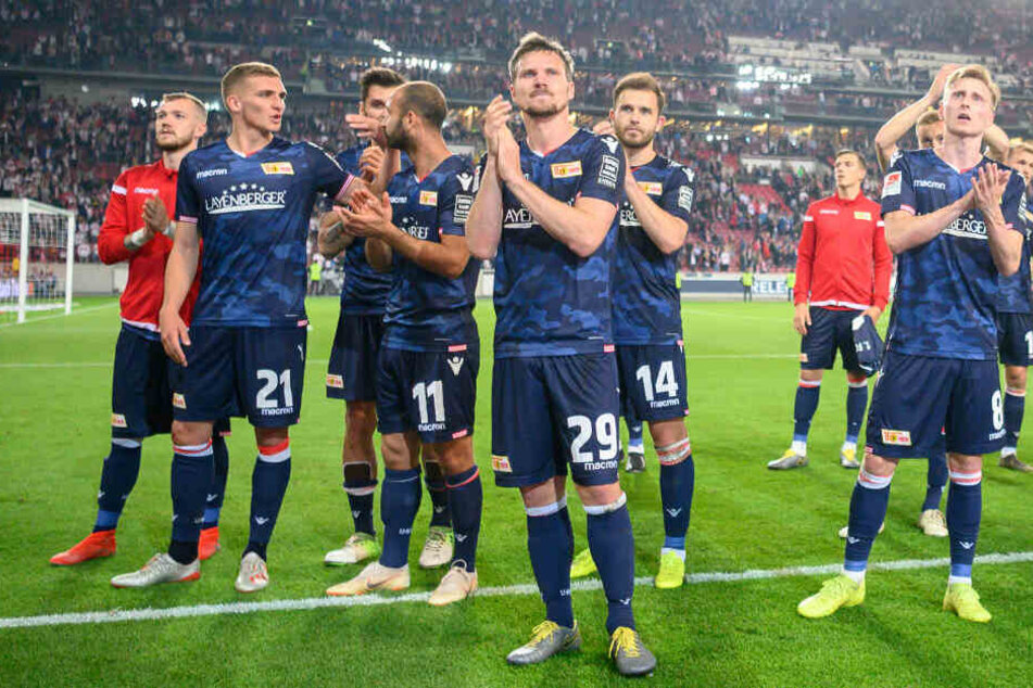 Die Mannschaft feiert nach dem Schlusspfiff mit den Fans.