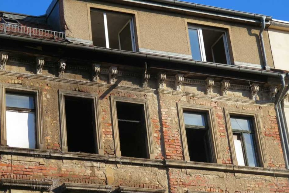 In dem leerstehenden Haus, dessen dritte und vierte Etage brannte, wurde ein obdachloser Mann schwerverletzt gefunden.