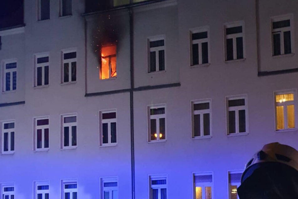 Nach einem Brand in Naumburg mussten eine Mutter und ihr Kind ins Krankenhaus gebracht werden.