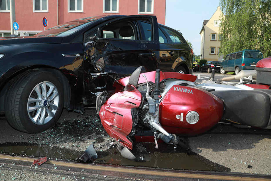 Ein Motorradfahrer konnte nicht mehr bremsen und krachte gegen einen Ford.