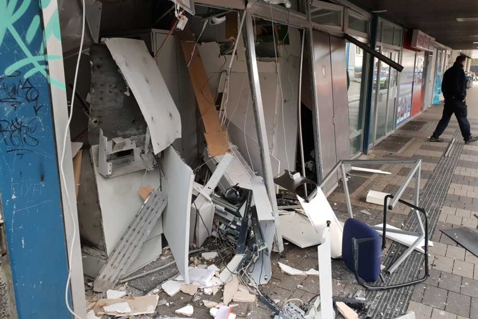 Der von außen bedienbare Automat wurde komplett zerstört.