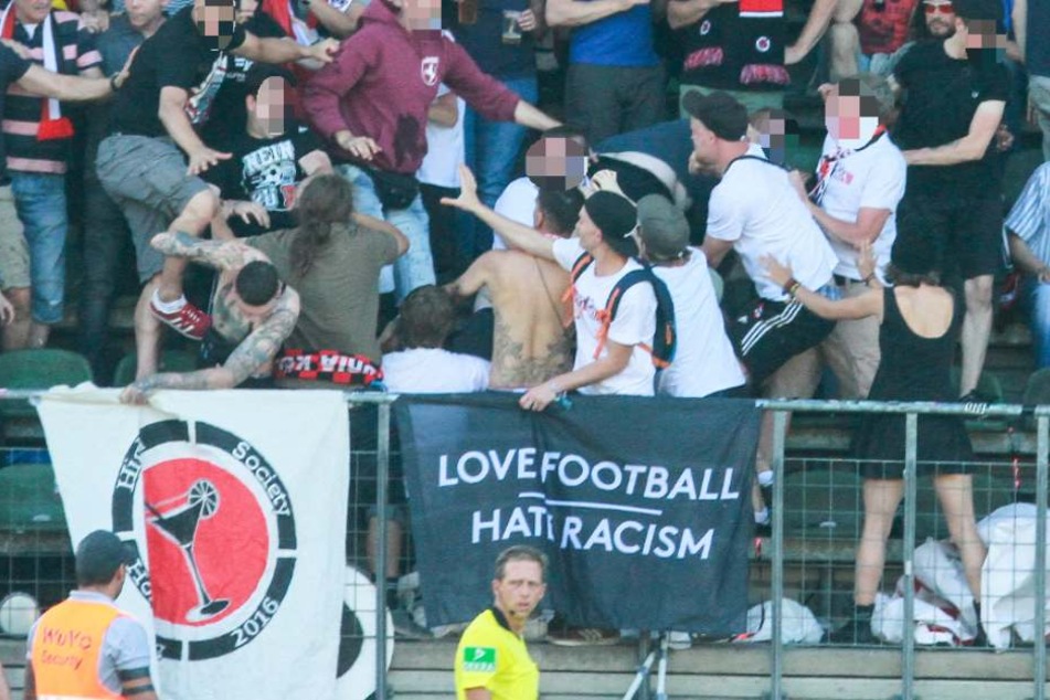 Einige Fans von Viktoria Köln gingen während des Spiel aufeinander los.