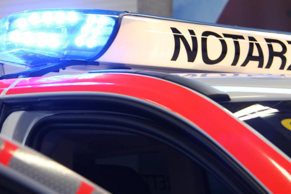 Eine Notärztin würde in Ottobrunn bei einem Einsatz schwer verletzt. (Symbolbild)