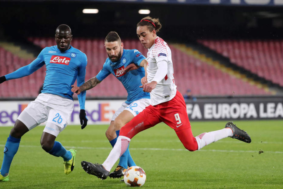 Eine der besten Gelegenheiten zu Beginn: Yussuf Poulsen (r.) läuft schräg aufs Tor zu, Koulibaly (l.) und Tonelli konnten ihn aber nach außen drängen und einen gefährlichen Torschuss verhindern.