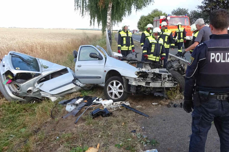 Schlimmes Bild für die Rettungskräfte an der Unfallstelle: Der Renault liegt in zwei Teile gerissen neben der Straße.