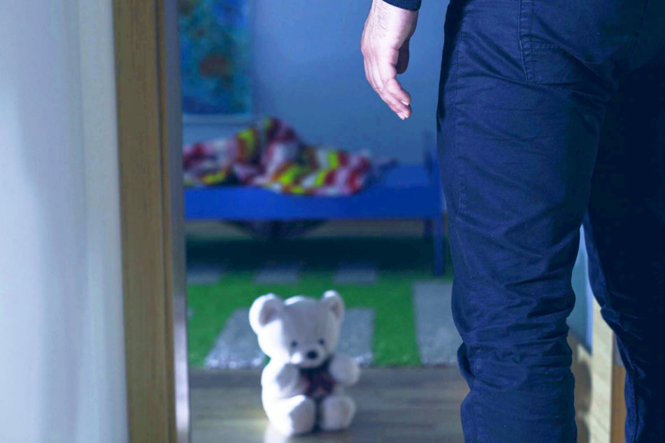 Zwei Männer sollen ein zweijähriges Mädchen vergewaltigt haben (Symbolbild).