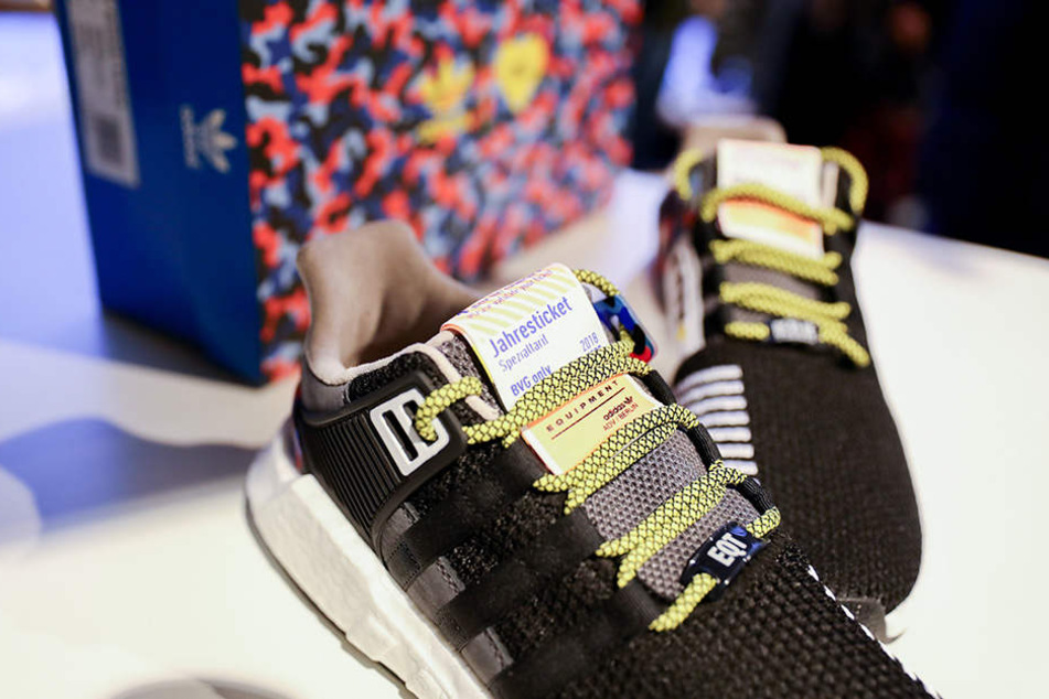 Die heißbegehrten BVG-Sneaker mit dem Jahresticket.