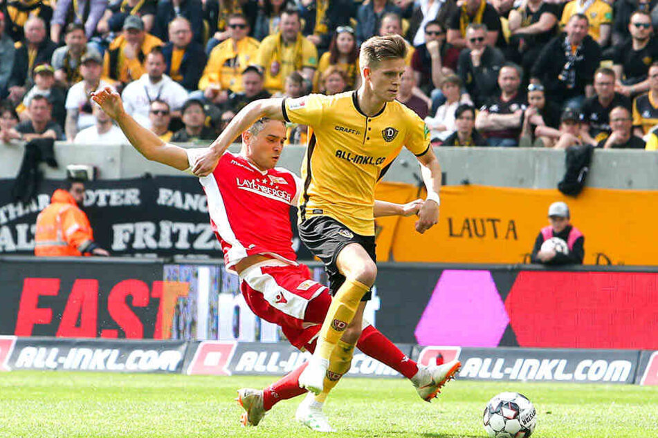 Dzenis Burnic im Zweikampf mit einem Unioner.