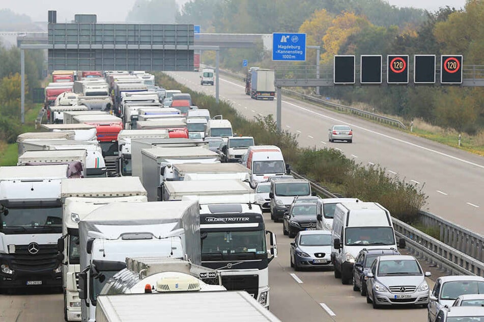Auf den Autobahnen kann es voll werden! Die Bundeswehr fährt zu Übungszwecken Richtung Ruhrgebiet.