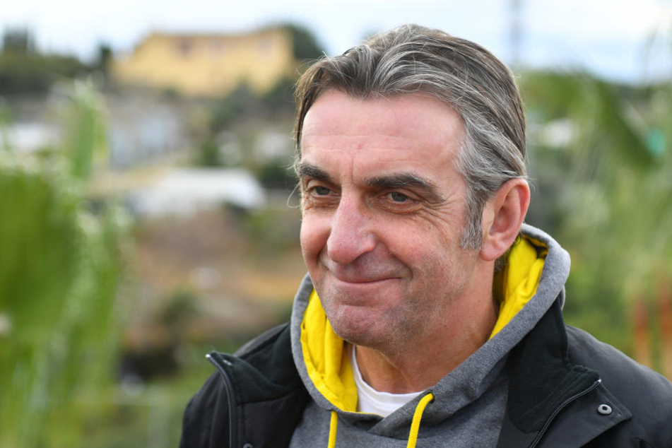 Sportdirektor Ralf Minge hat beim Los gut Lachen.