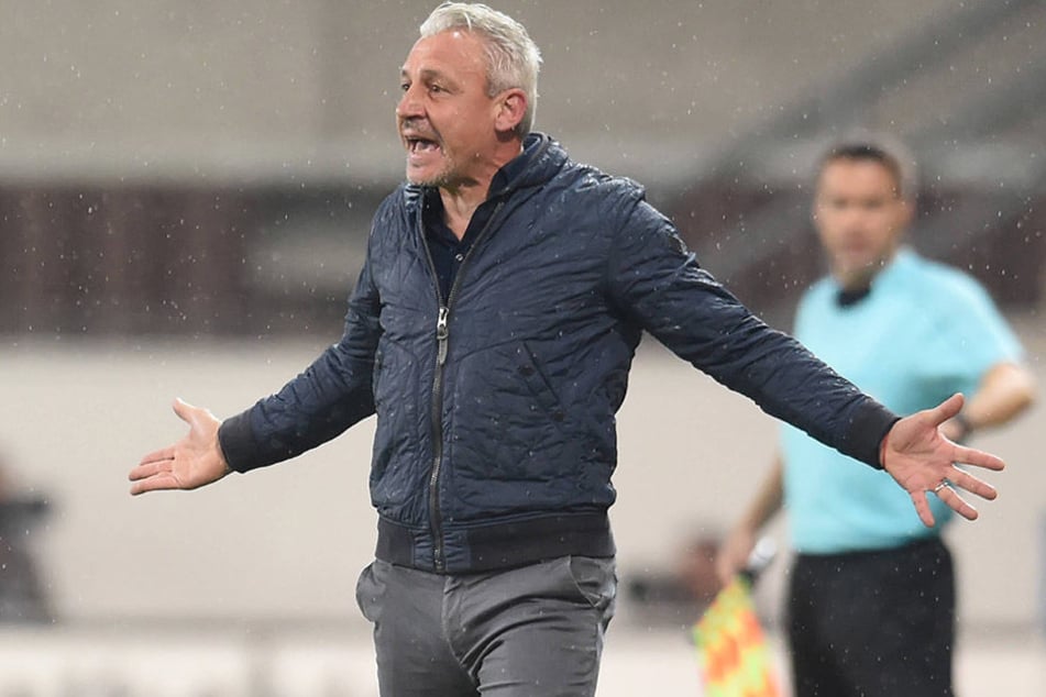Rostocks Trainer musste in der 86. Minute mit Rot den Platz verlassen.