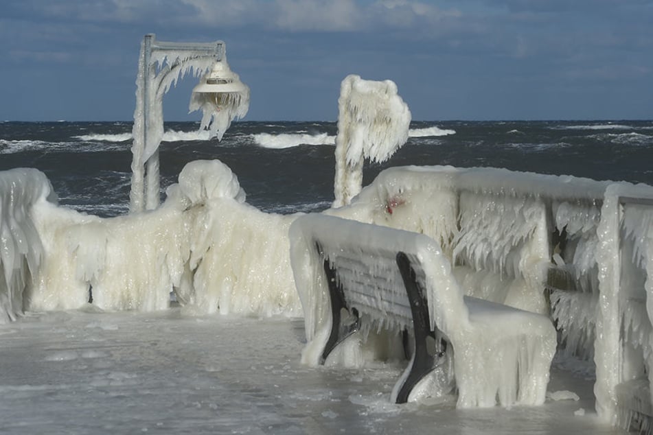 Der Frost sorgte dafür, dass ein Eispanzer die Göhrener Seebrücke überzog.