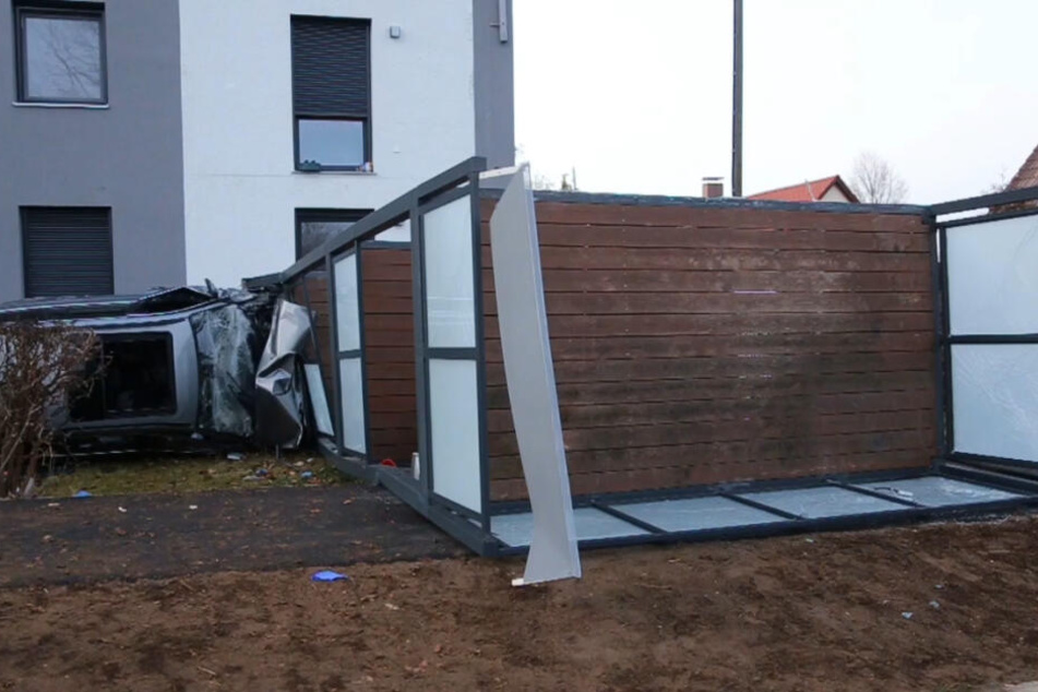Das dreistöckige Balkon-Gerüst krachte nach vorne auf einem Fußweg.