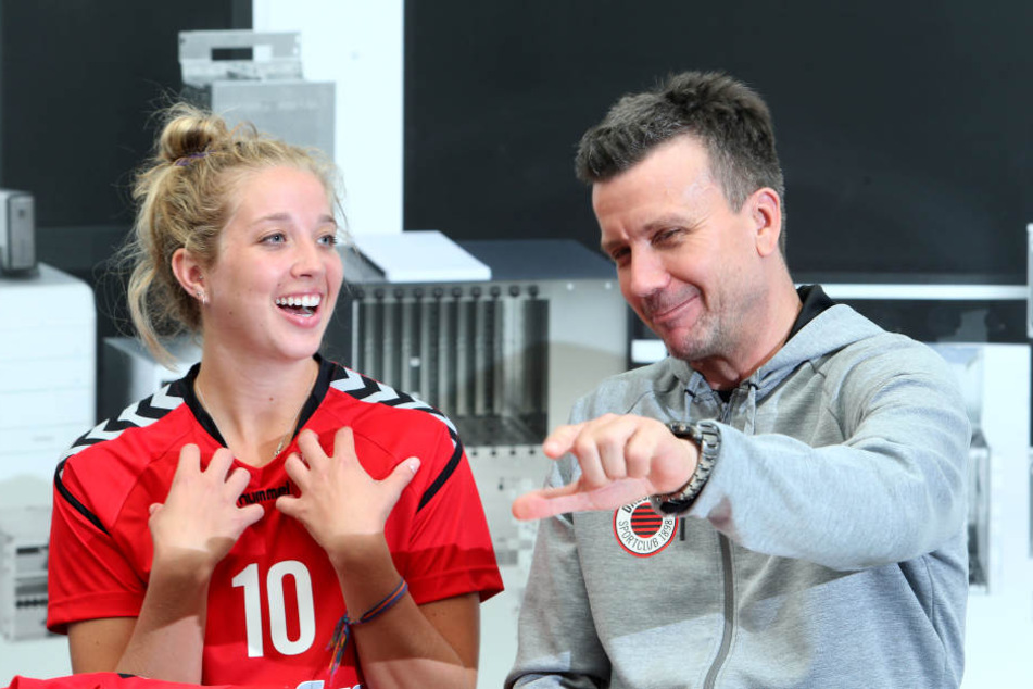 Gute Laune pur. Aber worüber unterhalten sich DSC-Chefcoach Alex Waibl und Zuspielerin Madison Bugg hier so angeregt.