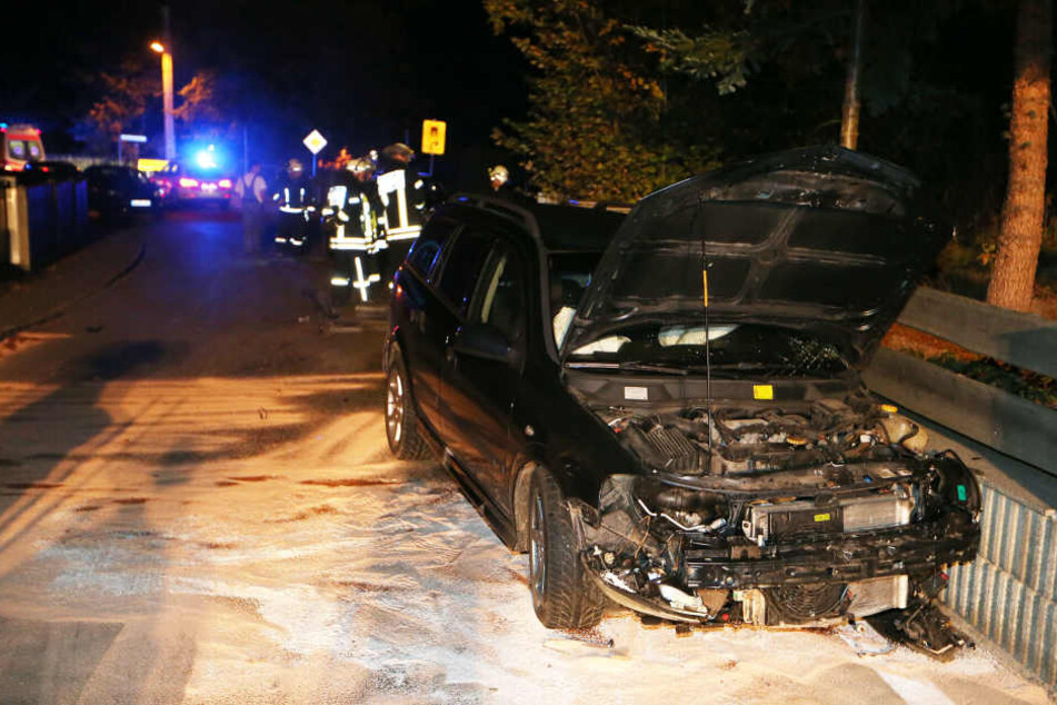 Der Opelfahrer wurde bei dem Unfall schwer verletzt.