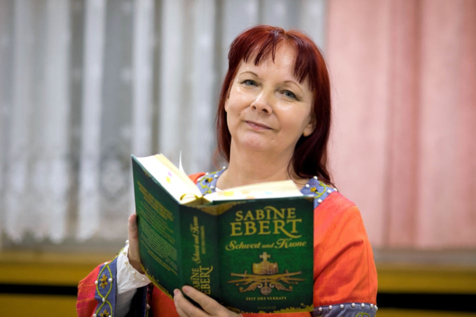 Sabine Ebert mit dem dritten Band ihres großen Barbarossa-Epos "Schwert und Krone".