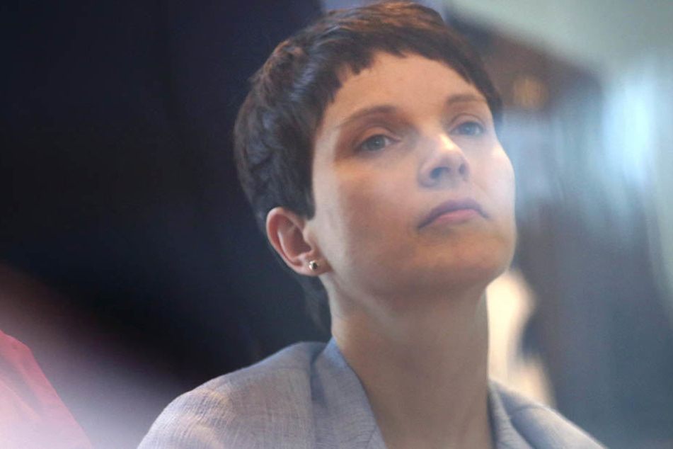 Frauke Petry (42) muss sich erneut gegen Kritiker aus den eigenen Reihen wehren.