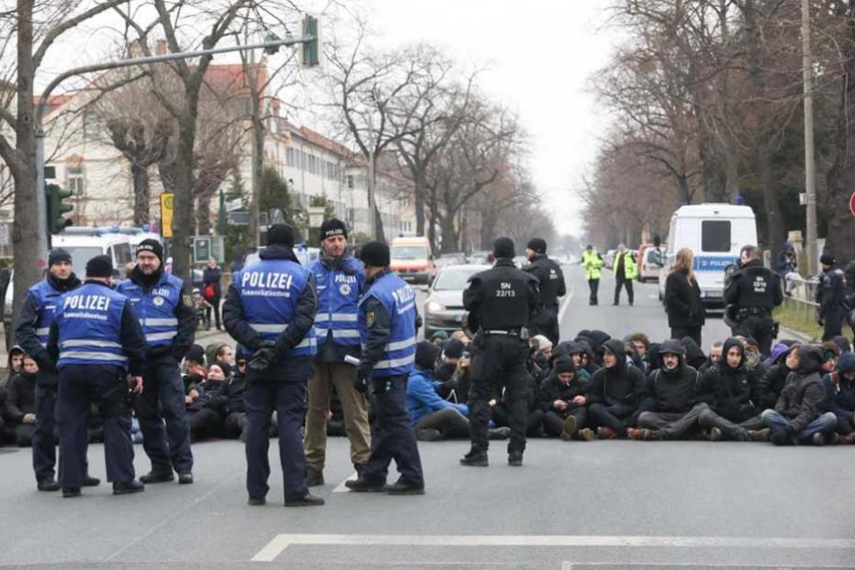 Sitzblockade auf der Winterbergstraße in Dresden