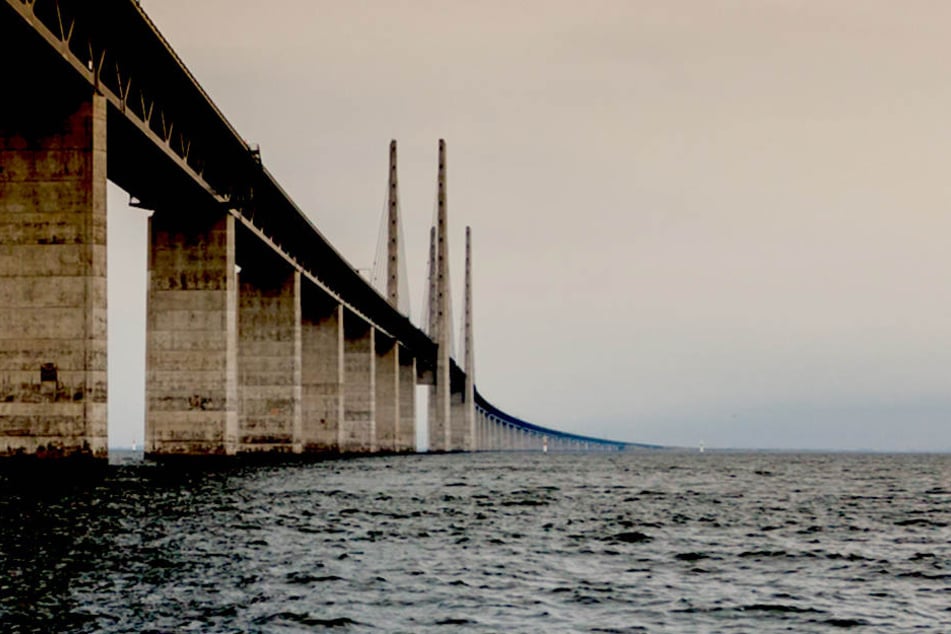 Die Brücke wurde am 1. Juli 2000 dem Verkehr übergeben. Die Gesamtlänge des Brückenzuges beträgt 7845 Meter.