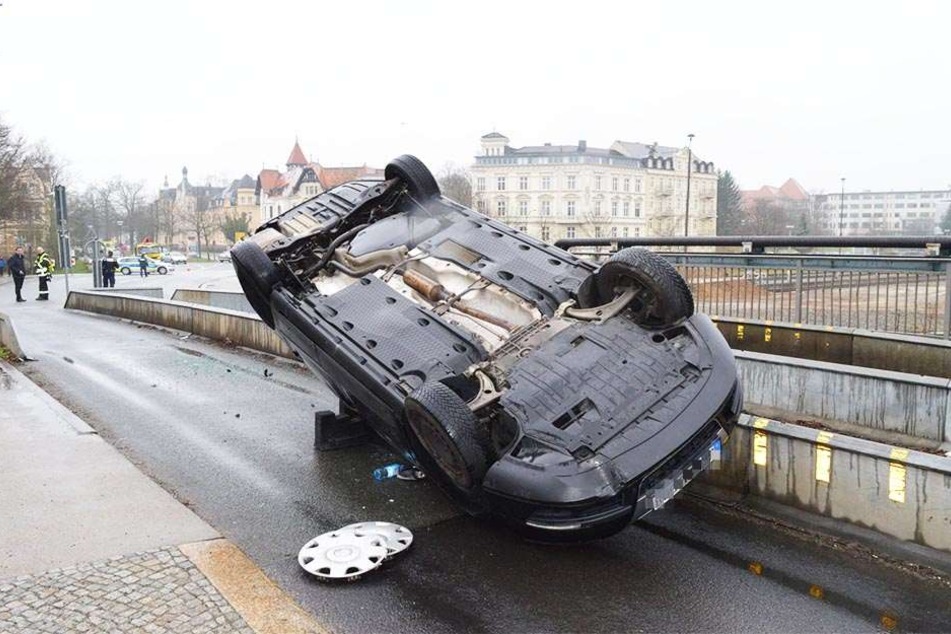 Der Fahrer konnte sich unverletzt aus seinem Wagen befreien.