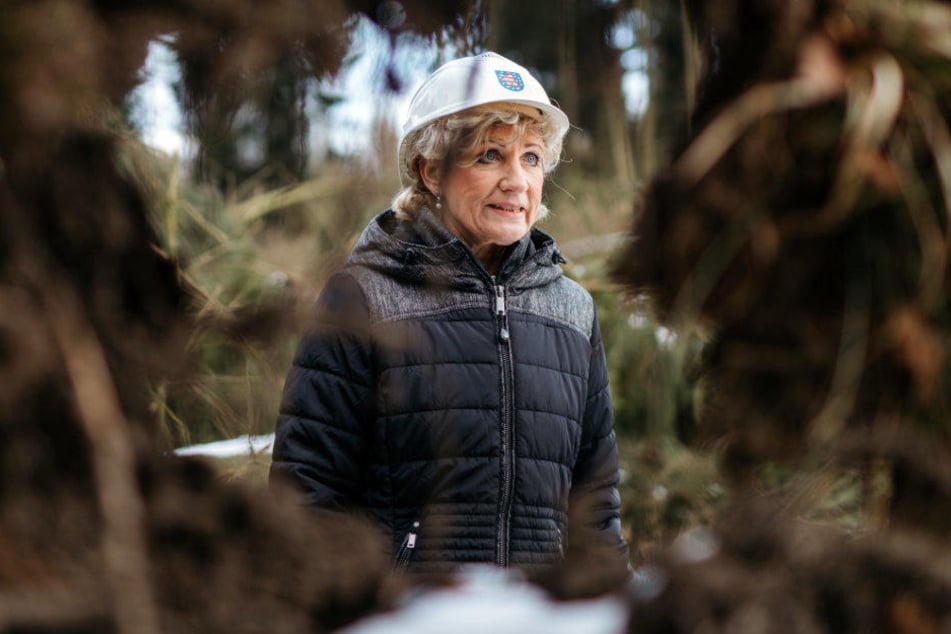 Forstministerin Birgit Keller (Linke) besuchte am Montag einen Forst bei Eschenbergen (Landkreis Gotha).