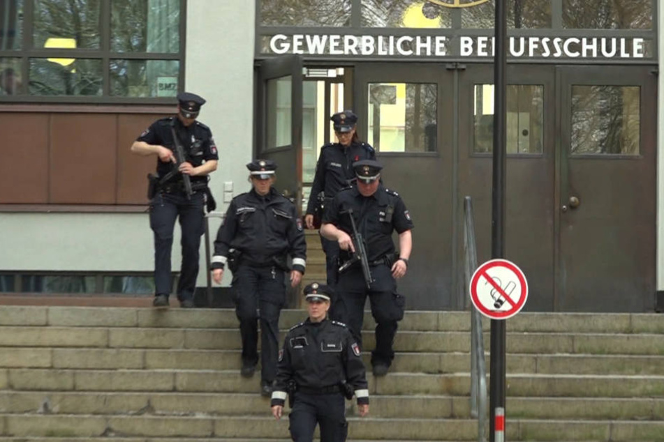 Die Einsatzkräfte verlassen das Gebäude der Berufsschule in Altona.