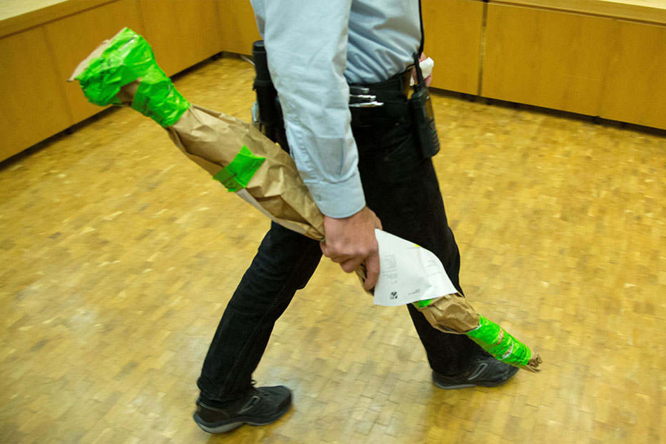 Mit diesem Spatenstiel soll der 28-Jährige den Familienvater erschlagen haben.