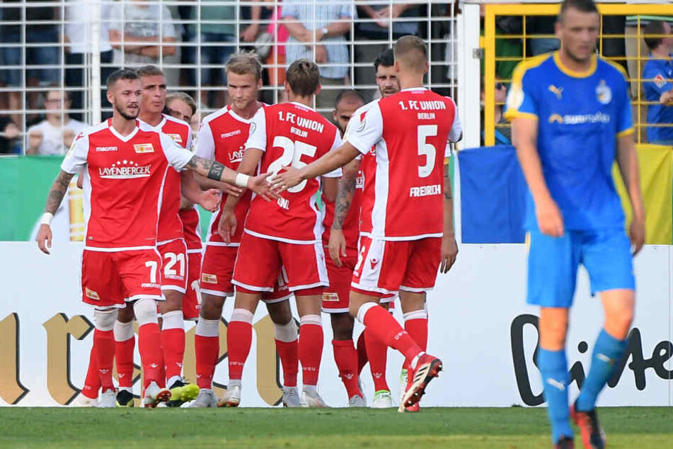 Die Spieler von Union Berlin freuen sich über einen verwandelten Elfmeter.