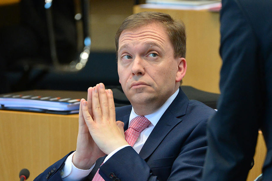 Der SPD-Fraktionsvorsitzende Matthias Hey (46) schüttelte nur mit dem Kopf über den skandalösen Abwerbeversuch.