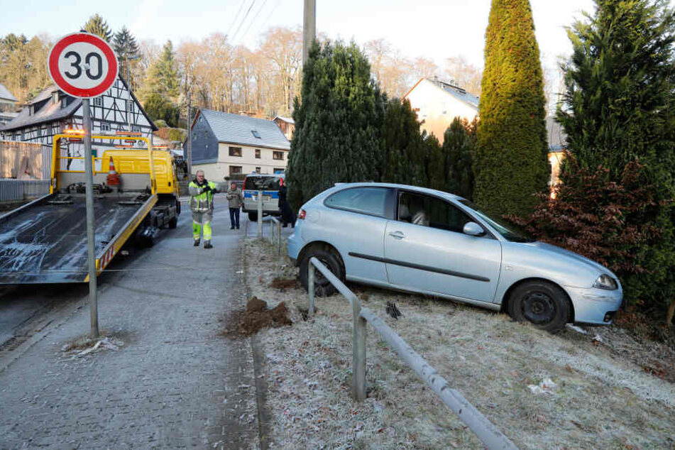 Ein Seat geriet auf der Oberfrohnaer Straße ins Schleudern und rutschte in die Böschung.
