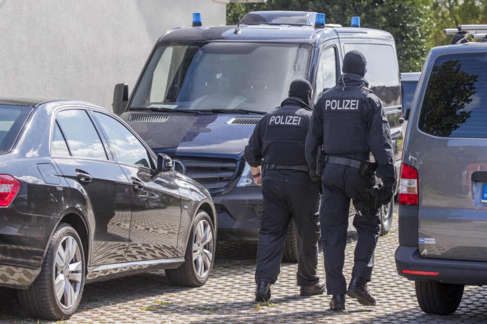 Ein Zeuge hatte die Polizei gerufen, die rückte zu einer Razzia aus. (Symbolbild)
