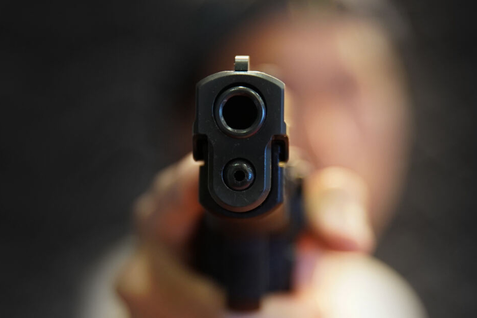 Als die beiden Räuber den Mann mit einer Schusswaffe bedrohten, leistete dieser Widerstand (Symbolbild).