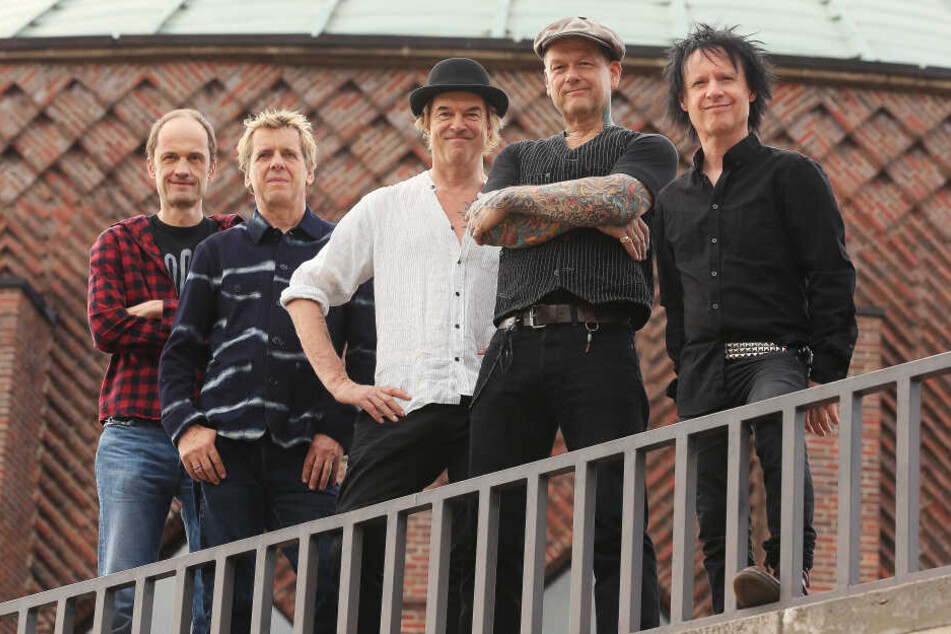 Die Düsseldorfer "Die Toten Hosen" mit Gitarrist Michael Breitkopf alias Breiti (l-r), Bassist Andreas Meurer alias Andi, Sänger Campino, Gitarrist Andreas von Holst alias Kuddel und Schlagzeuger Stephen George Ritchie alias Vom im Juli in Düsseldorf.