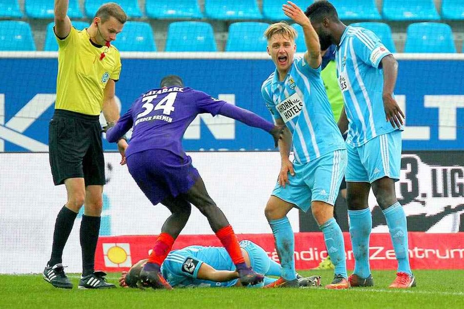 Kevin Conrad blieb nach einem Zusammenstoß regungslos am Boden liegen.
