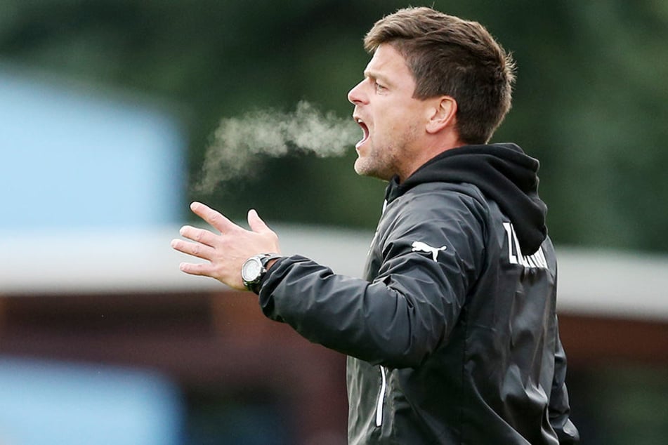 FSV-Trainer Torsten Ziegner machte
an der Seitenlinie im wahrsten Sinne des Wortes Dampf...